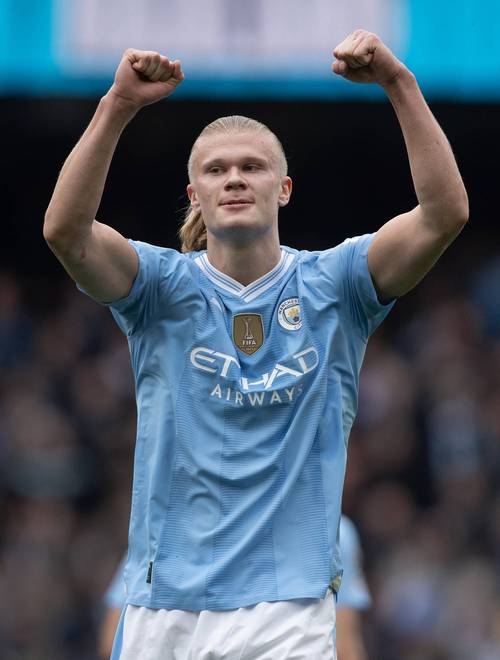 苏亚雷斯名场面，举报门将手球！（苏亚雷斯经典瞬间：当场示意门将手球）