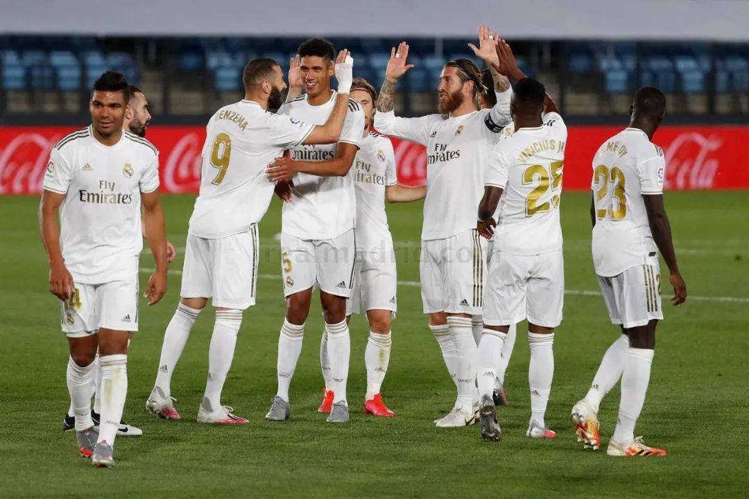 气坏了！沈梓捷补防被吹犯规抱怨绕场 犯满离场