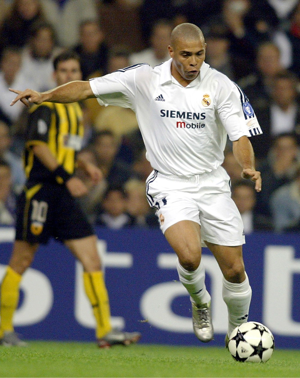 33岁孙兴慜自宣离队，10年热刺生涯收获英超金靴+欧联杯冠军（33岁孙兴慜官宣告别热刺：十年征程斩获英超金靴与欧联杯冠军）