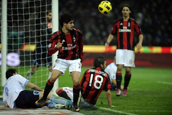 中超赛场争议判罚：VAR判罚引发热议,（中超赛场再起争议，VAR判定引发热议）