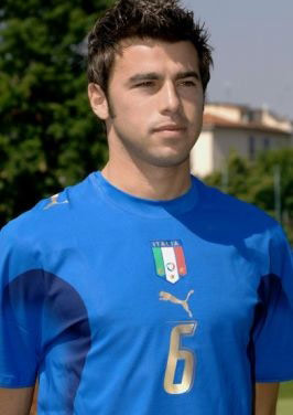 皇马客战赫罗纳：姆巴佩搭档维尼修斯，贝林厄姆、居莱尔出战（皇马做客赫罗纳：姆巴佩联手维尼修斯，贝林厄姆与居莱尔同场亮相）