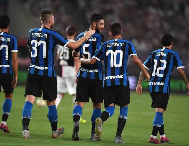 帕潘夸赞吉鲁：他不仅能进球还能防守，甚至还能客串门将（帕潘盛赞吉鲁：能攻善守，必要时还能客串门将）