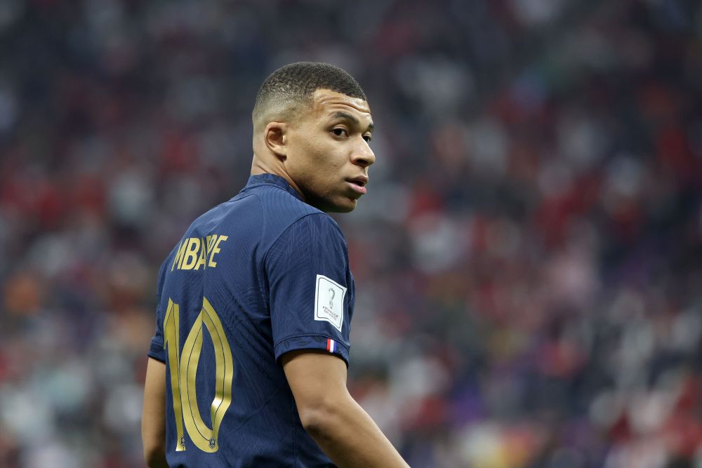 英格兰客战阿尔巴尼亚：凯恩领衔，贝林厄姆、埃泽首发（英格兰客场挑战阿尔巴尼亚：凯恩挂帅，贝林厄姆与埃泽首发）